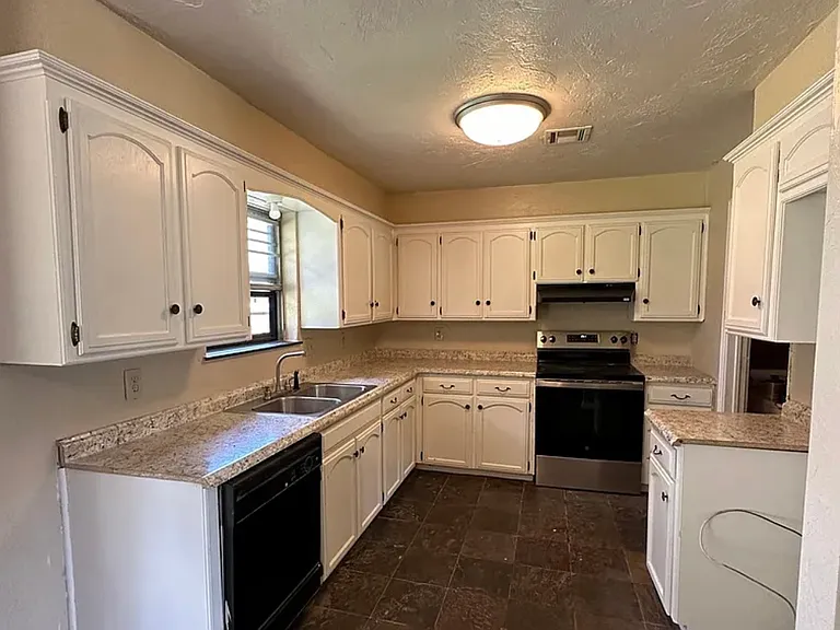 421 S Meadow Ln — Photo 1