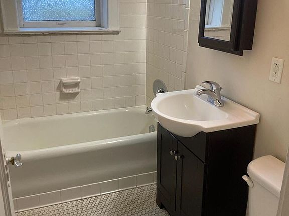 4th image of 409 Stolp Ave #103