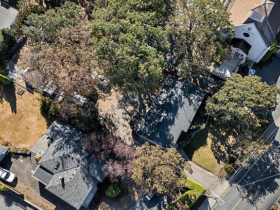 3rd image of 847 Old Esquimalt Rd