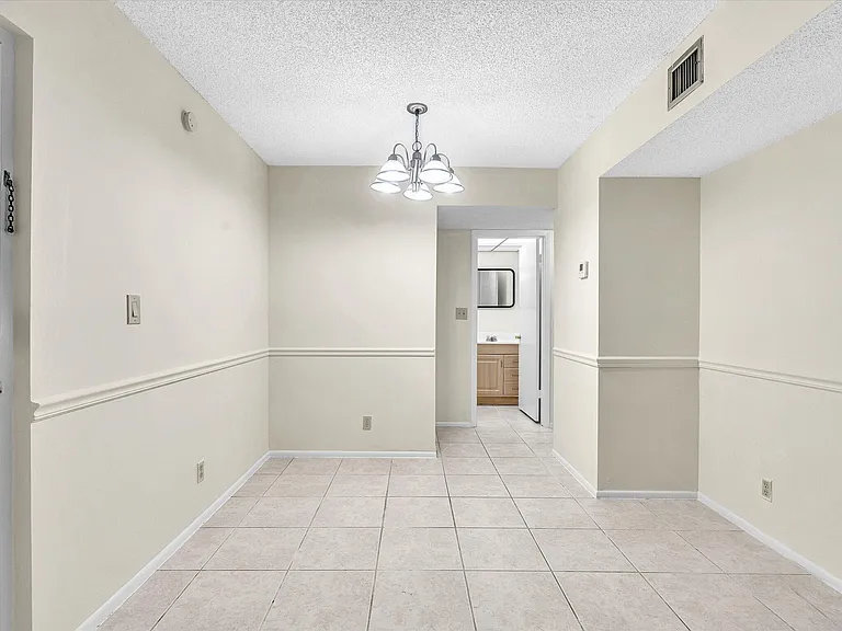 470 NW 20th St — Photo 8