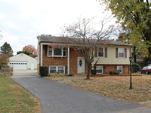 2nd image of 920 Charnwood Cir
