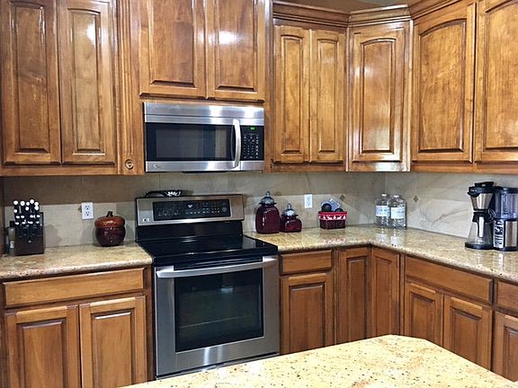 5th image of 307 Basswood St