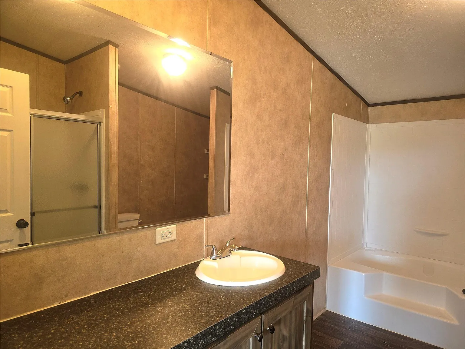 3 bed, 2.0 bath, $1,350 — Photo 4