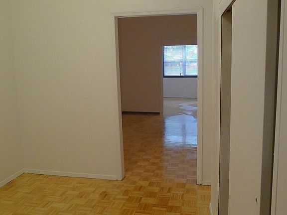 5th image of 219 Nassau Ave APT 1L