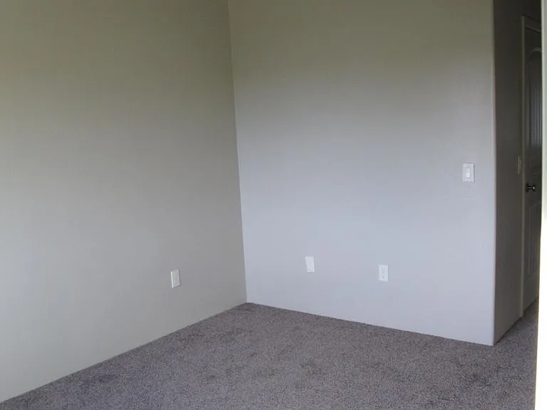 2524 E Lind Rd — Photo 16