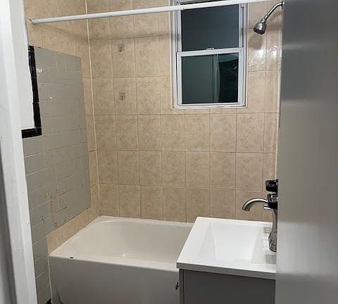 Bath room with tub