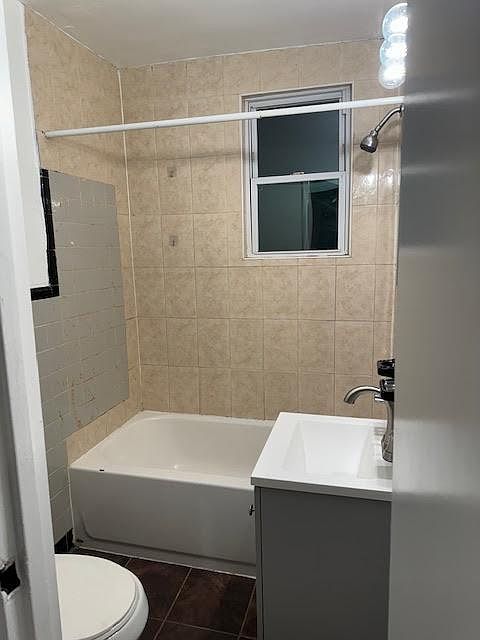 Bath room with tub