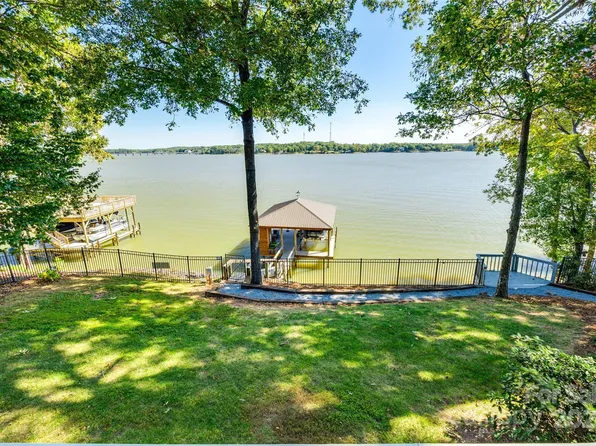 38 Sunrise Point Rd, Clover, SC 29710