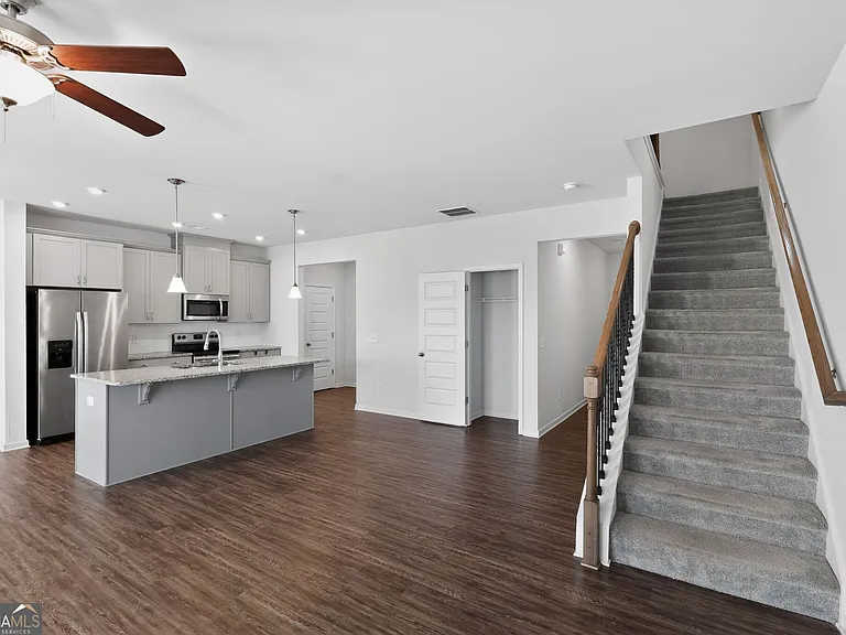 185 Madison Bnd — Photo 3