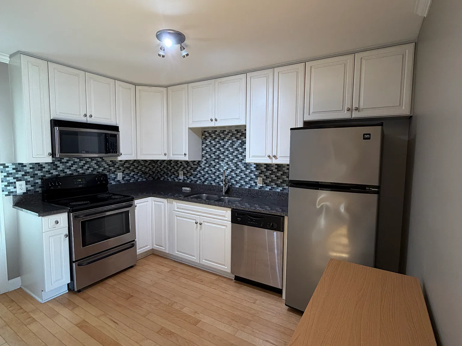 1 bed, 616 sqft, $1,300 — Photo 2