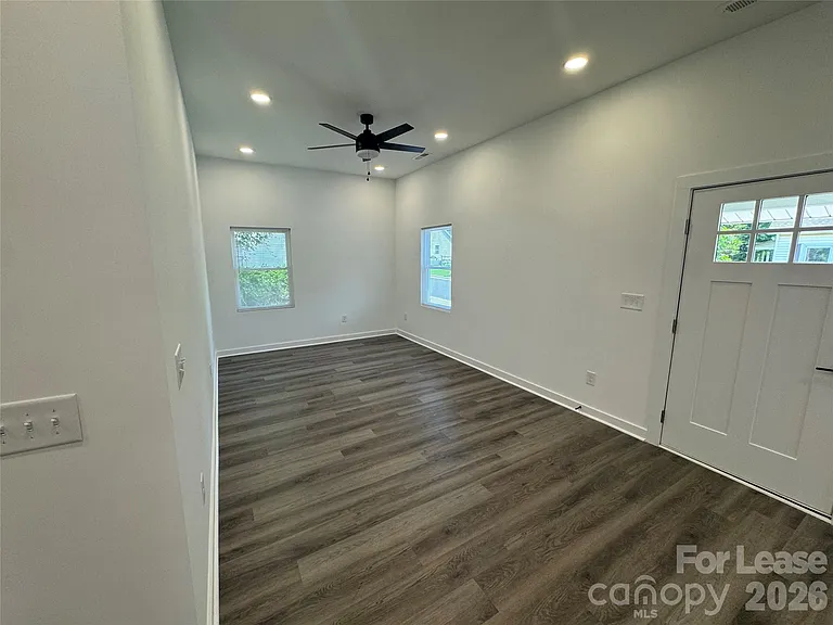331 E Lowrance Ave — Photo 7