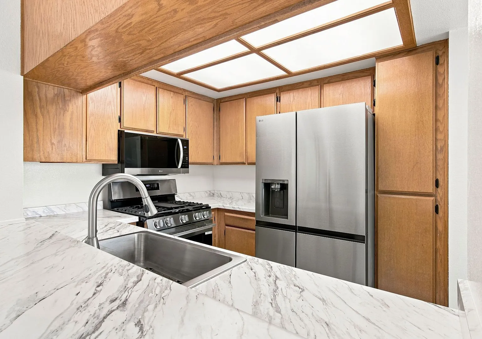Open 3-Bedroom, 2-Bath Condo With Lake Views! — Photo 4