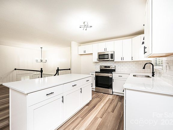 3rd image of 1309 Poplar Cir