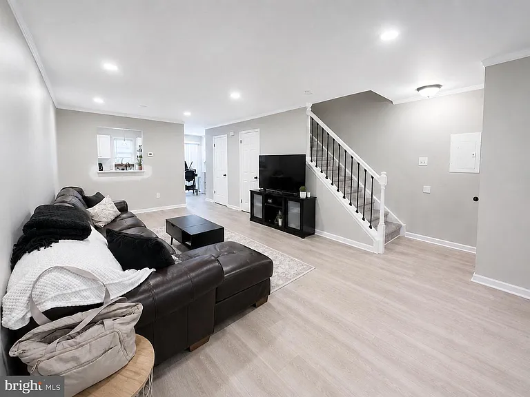 937 Woodstock Ct — Photo 3