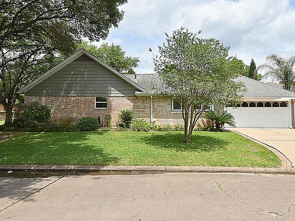 3rd image of 1511 Village Green Ct