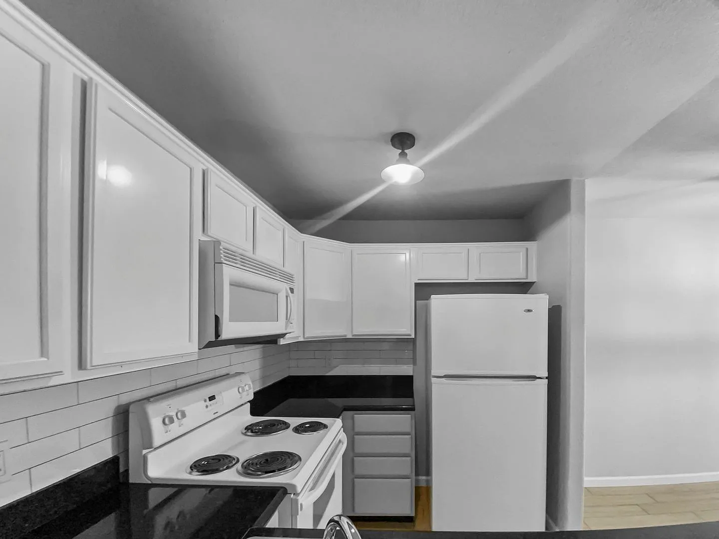 Lovely 3 Bedroom Condo! First 2 weeks free — Photo 3