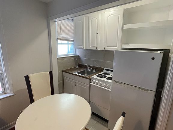5th image of 244 Bowen St #2