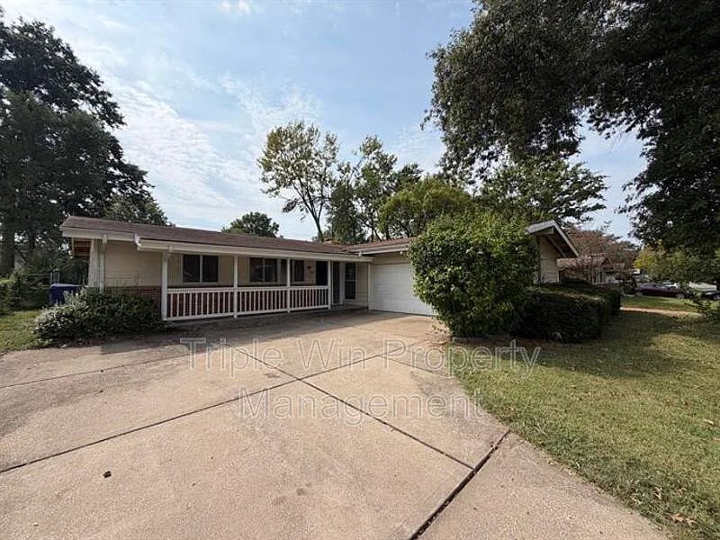 4 bed, 2.0 bath, 1699 sqft, $1,750 — Photo 2