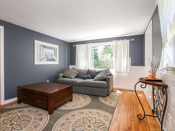 4th image of 8 Walker Ln