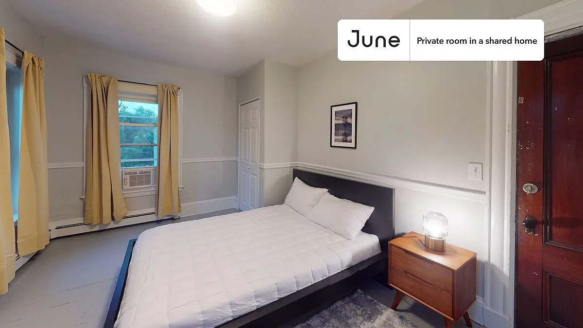 Queen bedroom in 4 bed/2 bath home in Allston #502 D — Photo 2