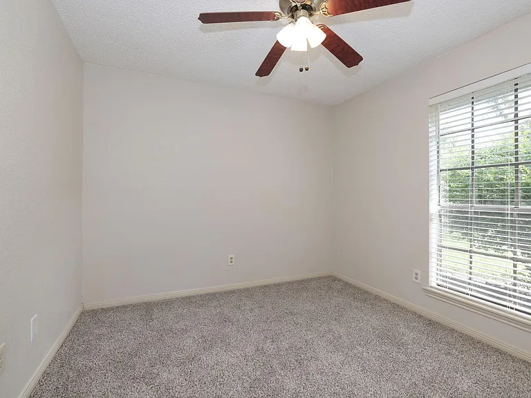16035 Hollow Rock Dr — Photo 24