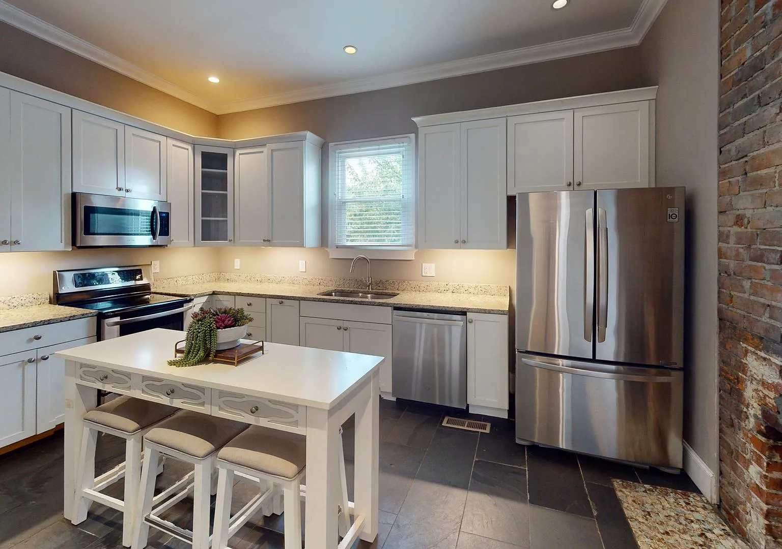 Waitlist for Aug2027Jul2028 Now Open! |5BR/3BA Home in Fort Sanders | Walk to UTK Campus — Photo 2