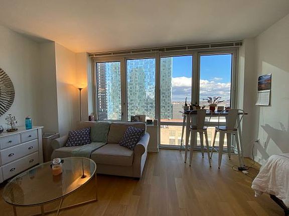 3rd image of 4322 Queens St APT 1104