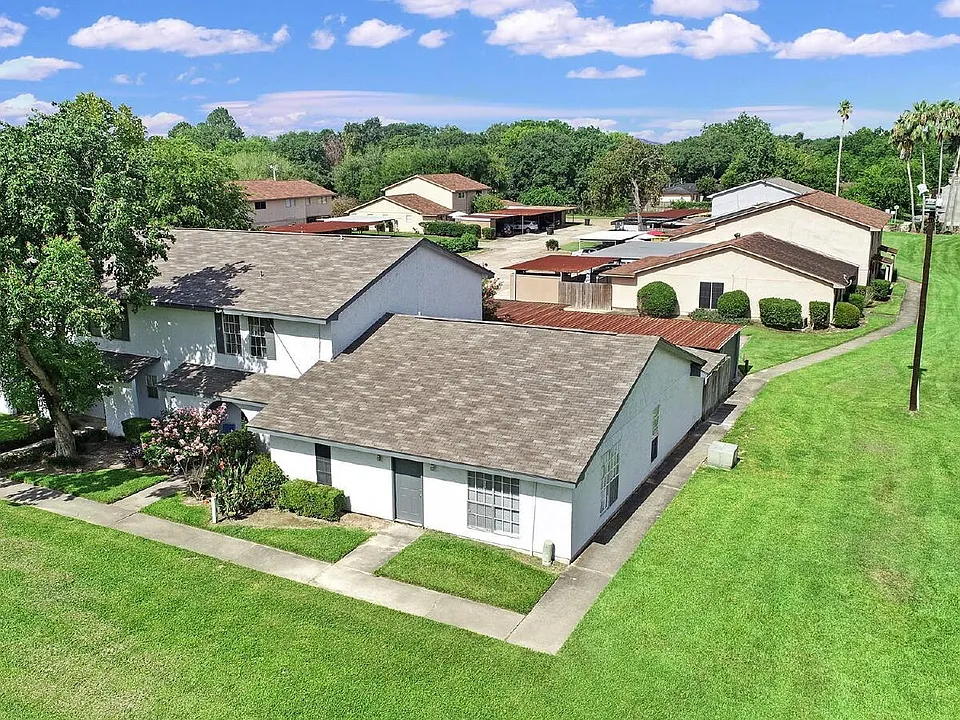 1833 Country Village Blvd