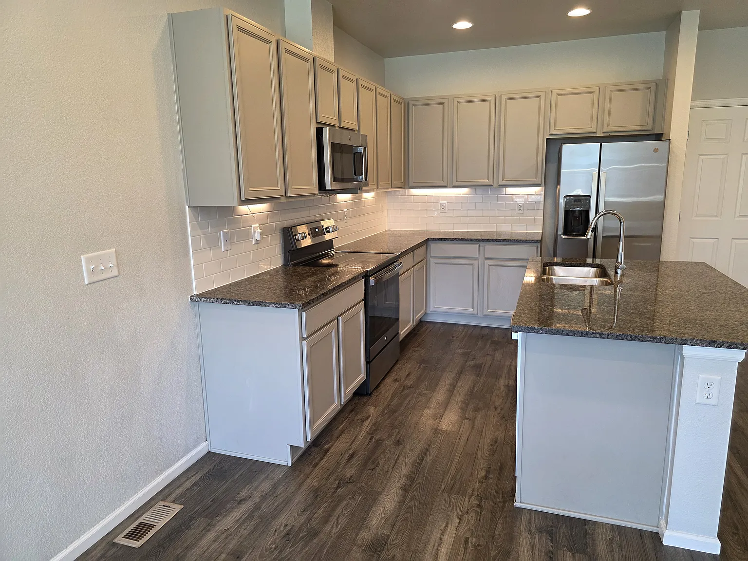 3 bed, 1420 sqft, $2,695 — Photo 4