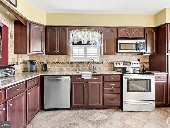 5th image of 20 Falmouth Dr