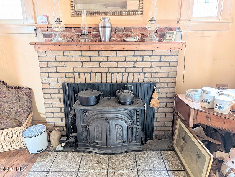 4th image of 18 Griswold Avenue