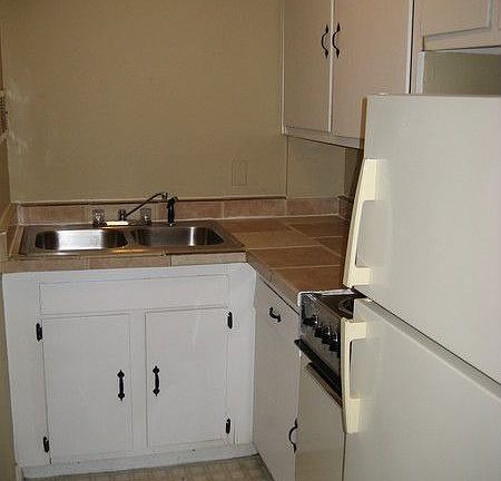 5th image of 15208 Bellaire Ave APT A