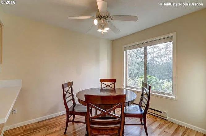 2 bed, 924 sqft, $1,949 — Photo 2