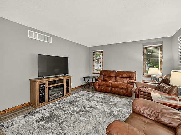 3rd image of 800 6th St NW
