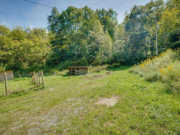 4th image of 310 Hess Hollow Rd