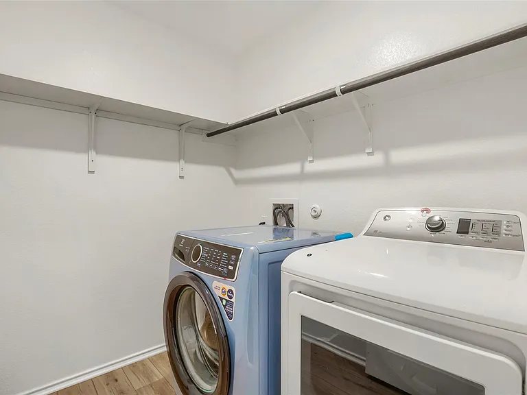525 Sebring Cir — Photo 14