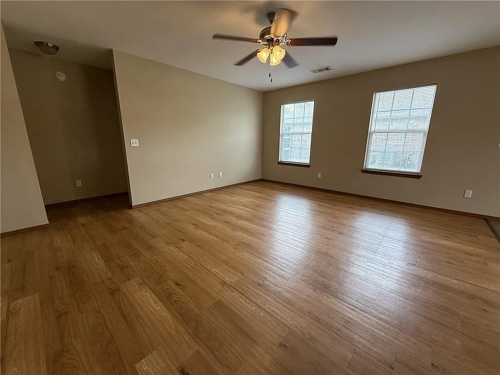 3 bed, 1256 sqft, $1,450 — Photo 2