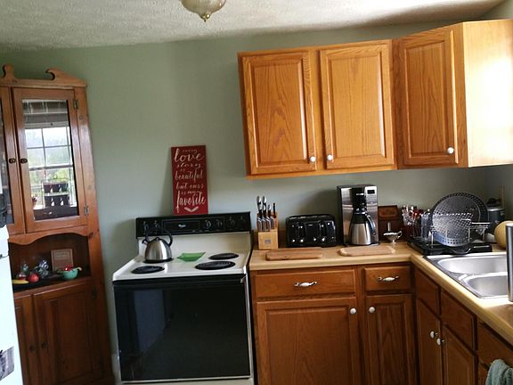 Kitchen. New Stove & Nice Refrigerator. Not the one in photo.