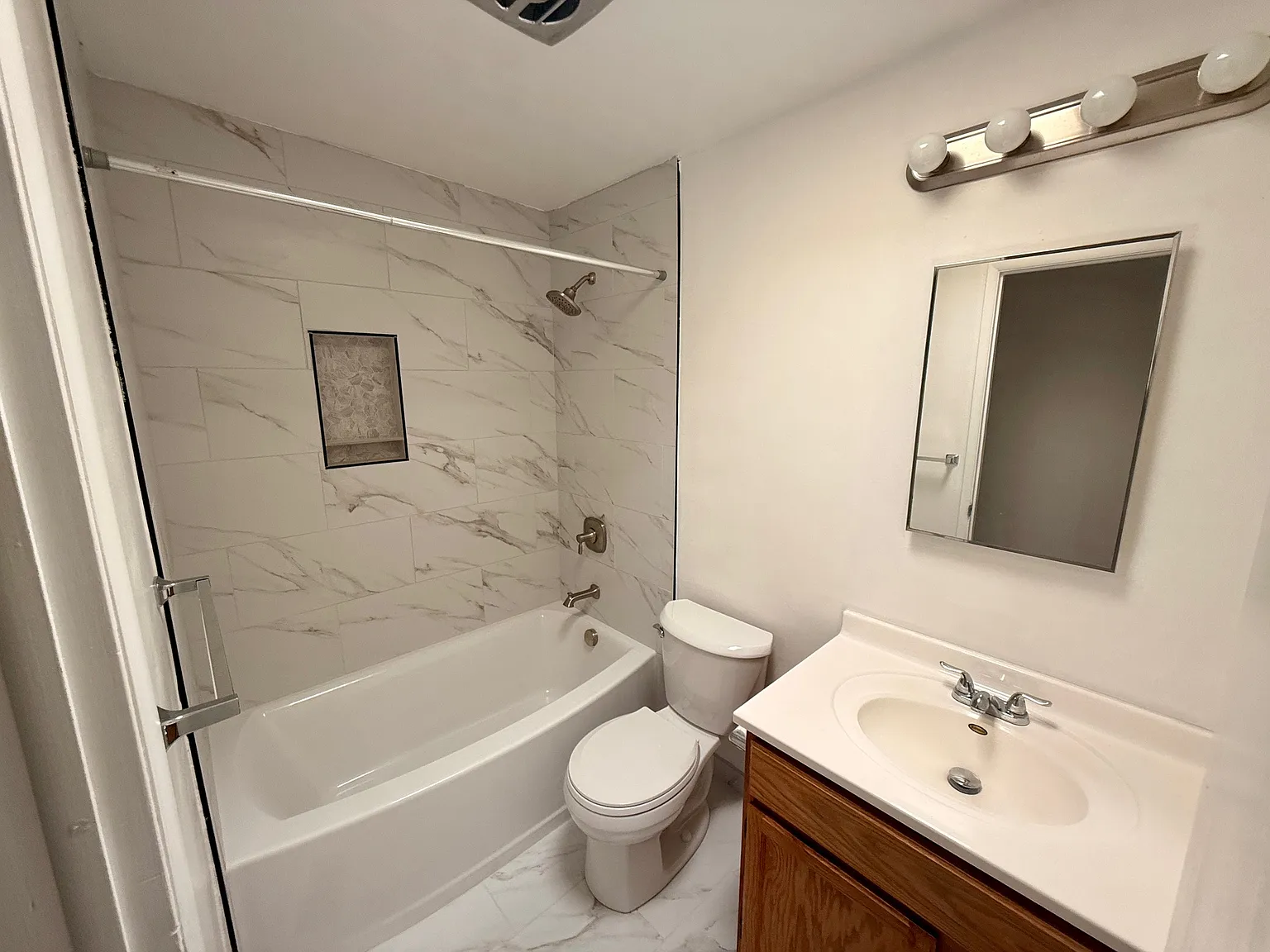 5 bed, 2464 sqft, $2,395 — Photo 4