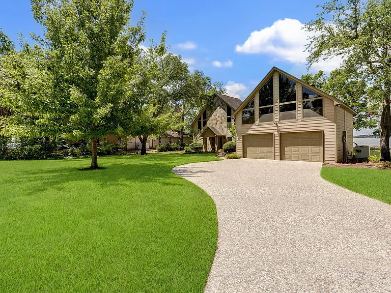 10045 Valley Dr S — Photo 3