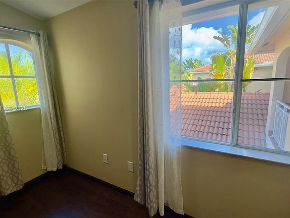 4th image of 1094 Redwood St #1094