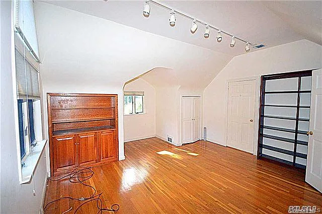 17 Hilltop Dr W — Photo 11
