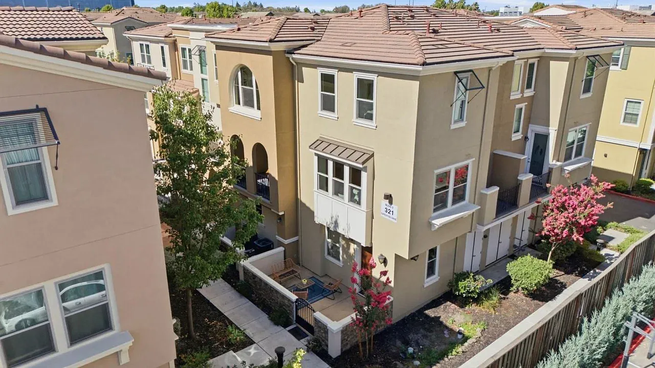 3 bed, 2.5 bath, 1633 sqft, $4,799 — Photo 1