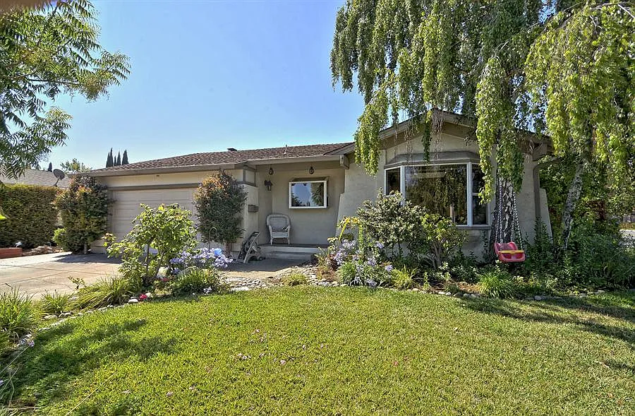 2742 Glorietta Cir photo 1
