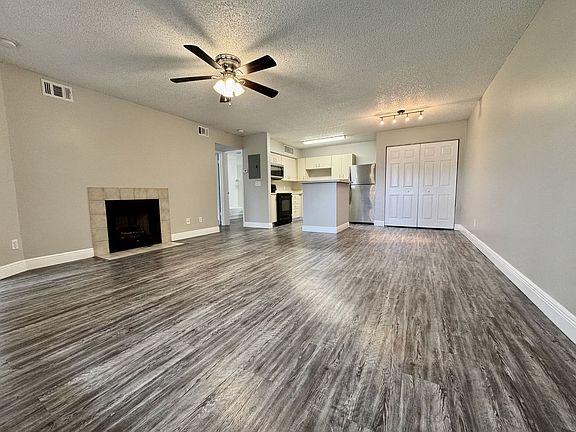 3rd image of 390 Woodside Dr Unit 106