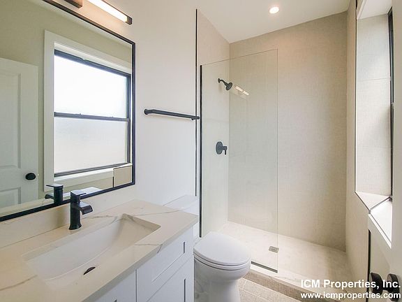 5th image of 2032 W Montrose Ave Unit 3B