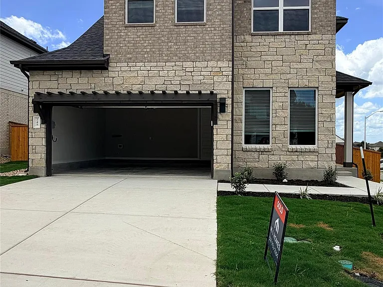 745 Beaverton Dr — Photo 2