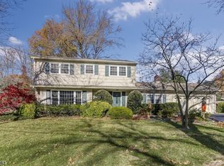 10 Twin Oaks Rd, Parsippany, NJ 07054