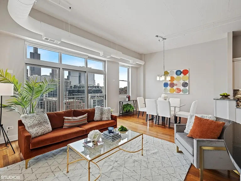 950 W Monroe St #901 — Photo 2