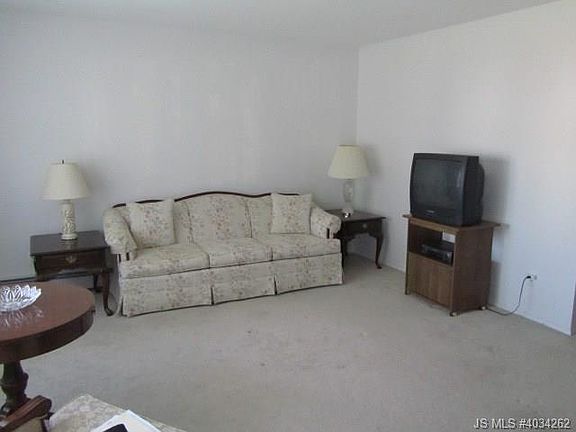 5th image of 92 Millbrook Dr
